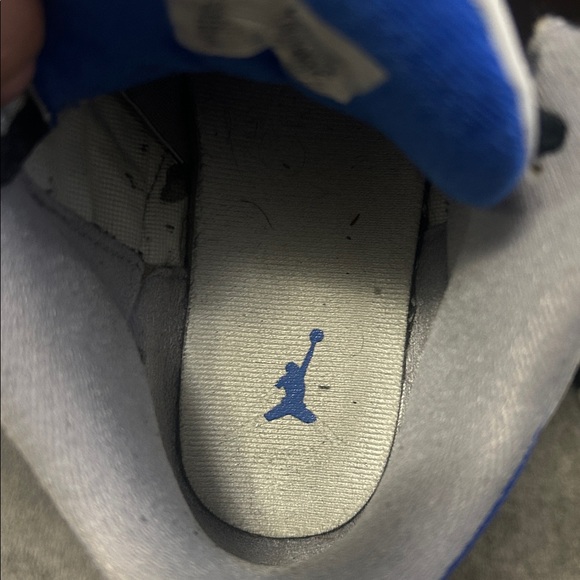 Jordan Men's White and Black Sneakers with Blue Accents - Picture 10 of 13